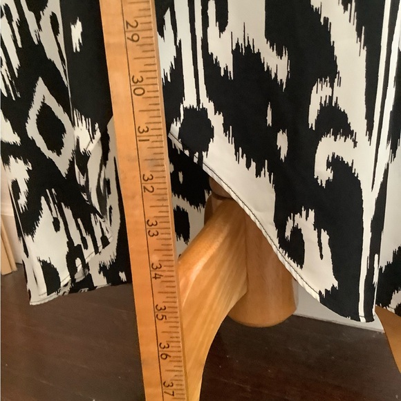 Beautiful Resortwear silk maxi dress Athleta builtin bra, blk/white Ikat pattern - Picture 11 of 12